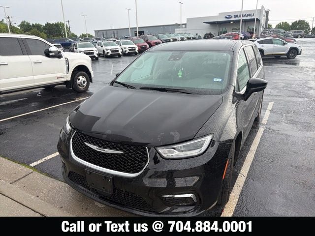 2024 Chrysler Pacifica Touring L's photo