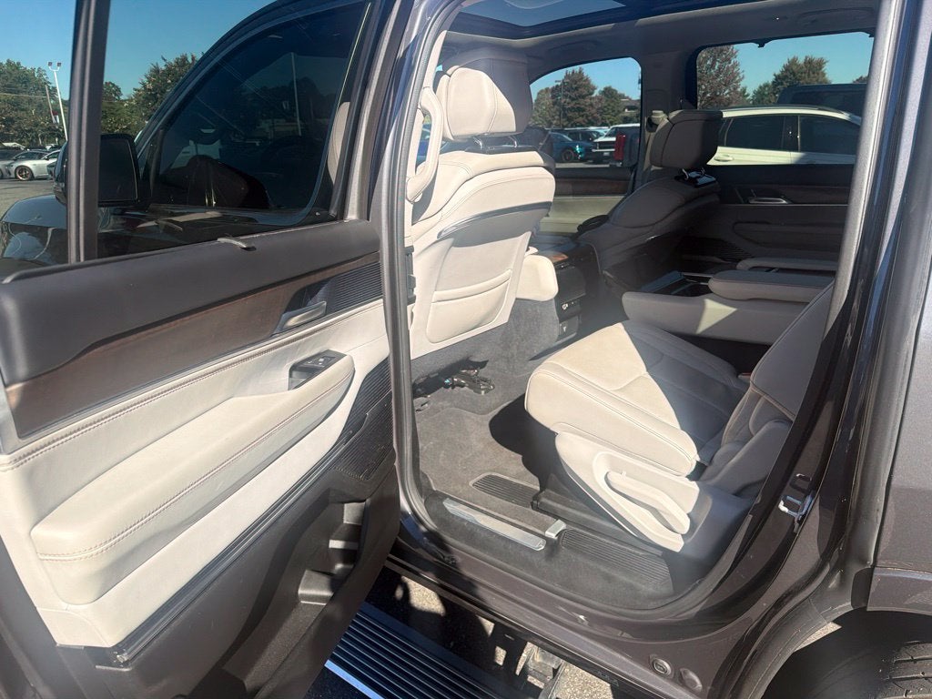 2023 Jeep Grand Wagoneer Base
