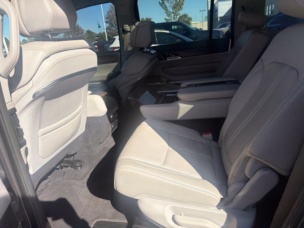 2023 Jeep Grand Wagoneer Base